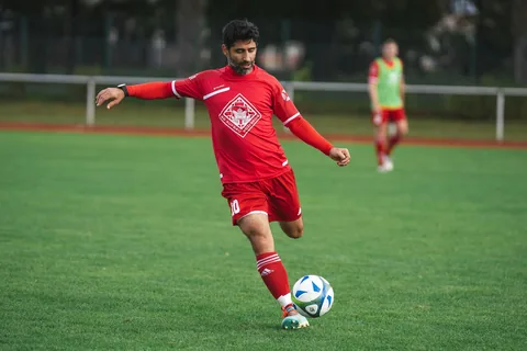 哈登生涯常规赛对阵勇士战绩29胜19负，季后赛7胜16负（配图示意）