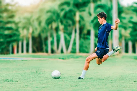 澳门世界杯：公园大妈打法，64岁选手吓袁嘉楠一跳，球拍异形｜WC2026Sportsbook（配图示意）